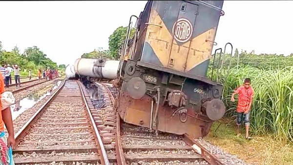 কুষ্টিয়ায় নিয়ন্ত্রণ হারিয়ে তেলবাহী ট্রেন লাইনচ্যুত