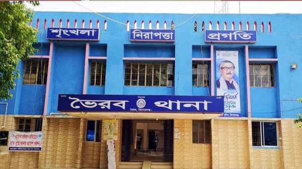 বোনকে ইভটিজিং, বিচার চাওয়ায় তিন ভাইকে কোপাল বখাটেরা